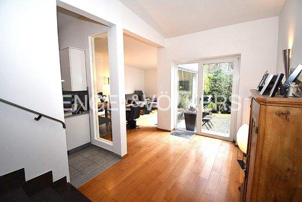 Zentraler Bereich im Souterrain mit Zugang zur Terrasse