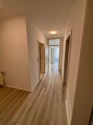 Flur, geradeaus zum Wohnzimmer