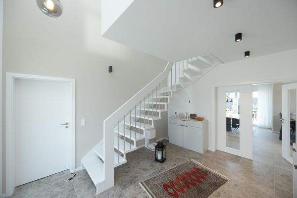 Weiß lackierte Holztreppe