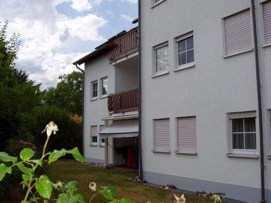 Bild 9  Hausfront  hinten mit Balkon