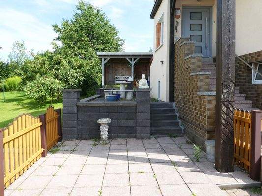 Blick zur oberen Terrasse und dem Freisitz