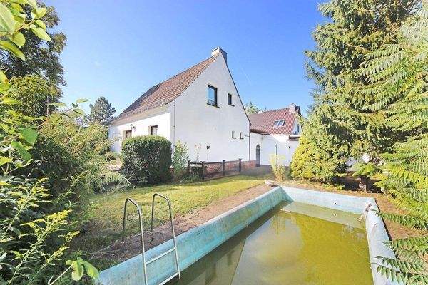 Hausansicht / Grundstücksseite