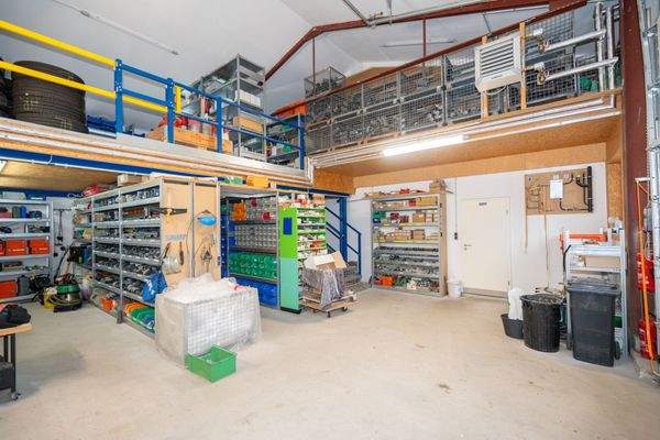 hohe Garage mit Lagerbühne