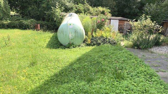 Gartenbereich mit Flüssiggastank