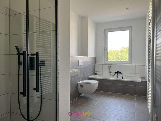 das schicke Vollbad mit Dusche und Badewanne