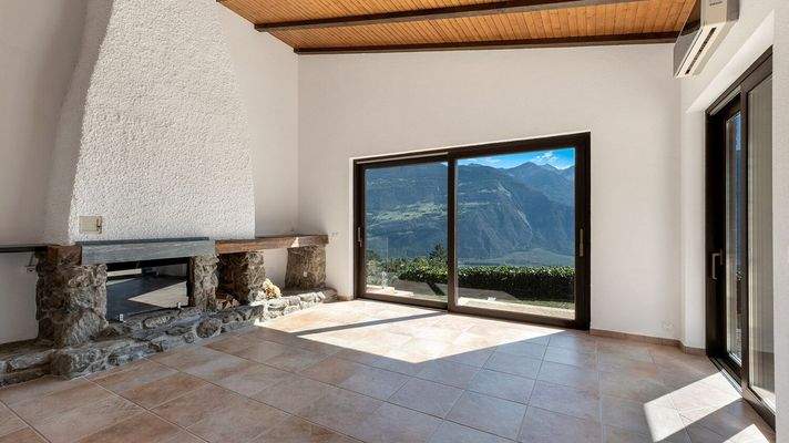 Kaminzimmer mit Blick über das Rhônetal