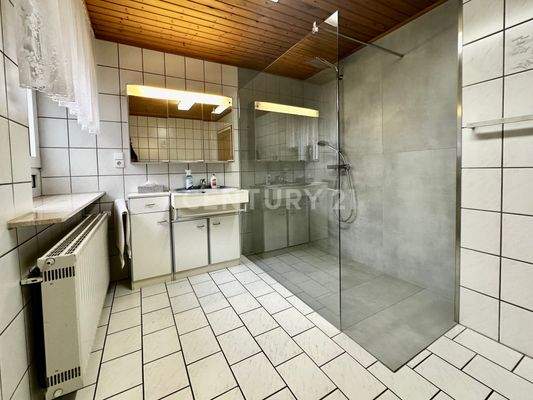 Großes Bad mit großer bodentiefer modernisierter Dusche