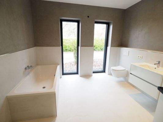 Badezimmer mit Dusche und Wanne