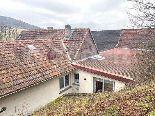 Blick aus dem Garten auf die Terrasse der Einliegerwohnung