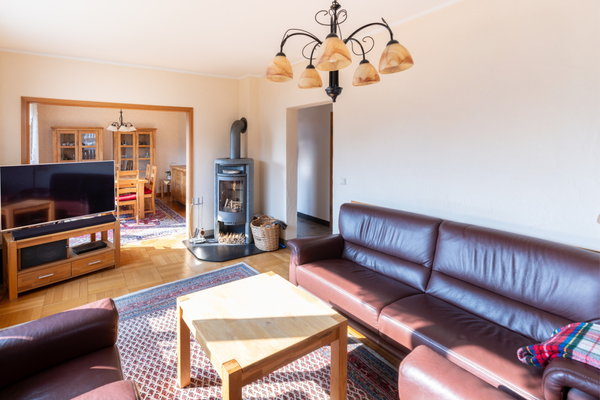 1Doppelhaushälfte in Nassau, Wohnzimmer, Esszimmer, Specksteinofen.png