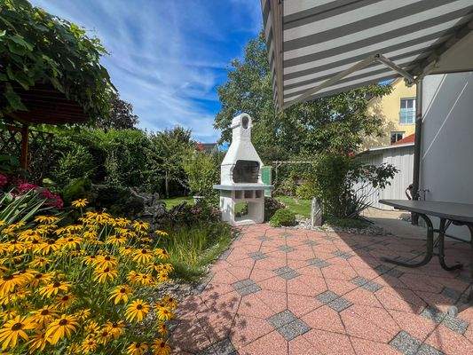 Westterrasse mit Grillplatz