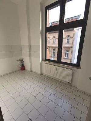 Küche mit großem Fenster.jpg