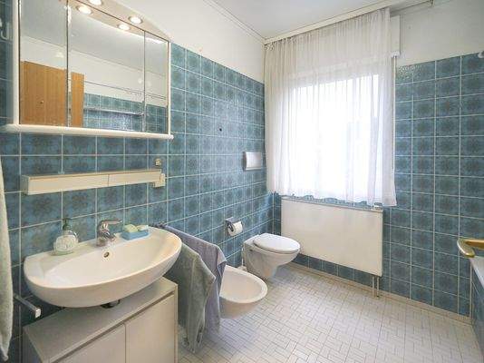 Bad mit Wanne und Dusche