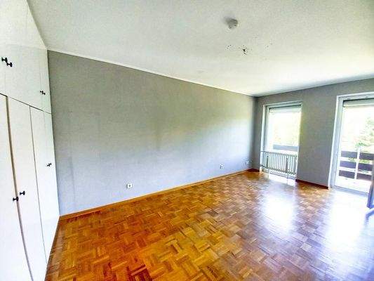 Elternschlafzimmer mit Einbauschrank und Balkonzugang