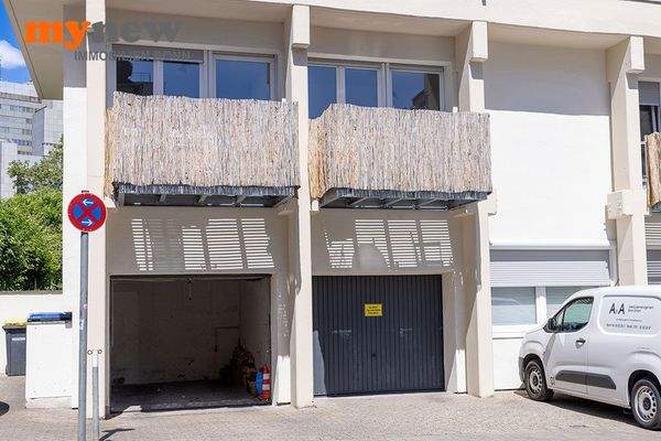 Garage mit Stellplatz davor