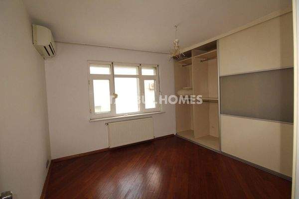 Duplex 4-Bedroom Flat 350 m off Sea in İstanbul Beyoğlu