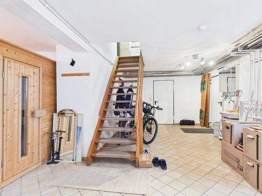 Großzügiger Keller mit Sauna