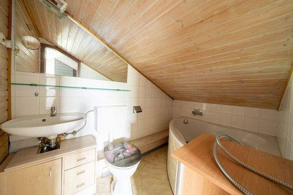 Bad im Dachgeschoss