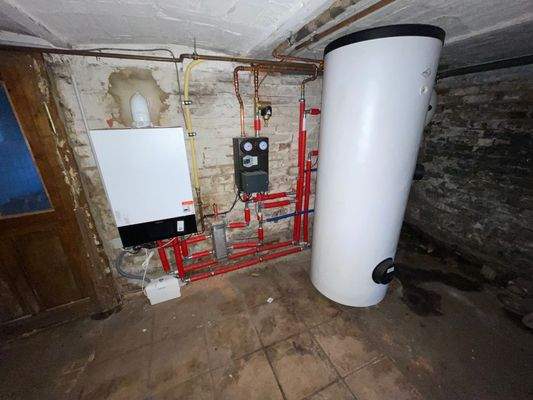 neue Erdgasbrennwertheizung Bj. 2024 im Keller