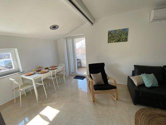 Nekretnine Betina,  Stan sa vrtom i pogledom na mo