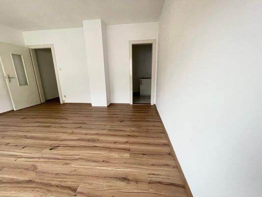 Wohnzimmer mit Durchg. zur Küche.jpg