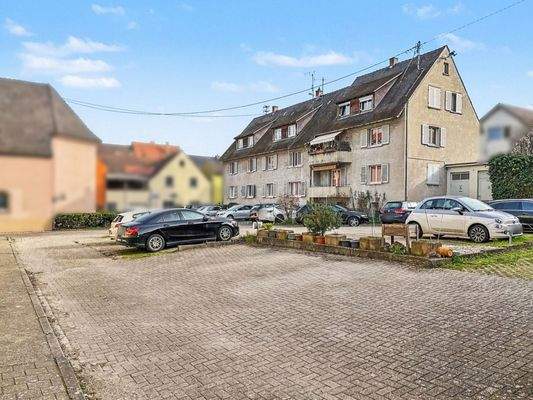 Parkplätze hinter dem Haus