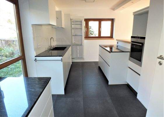 Moderne Küche mit Einbauküche