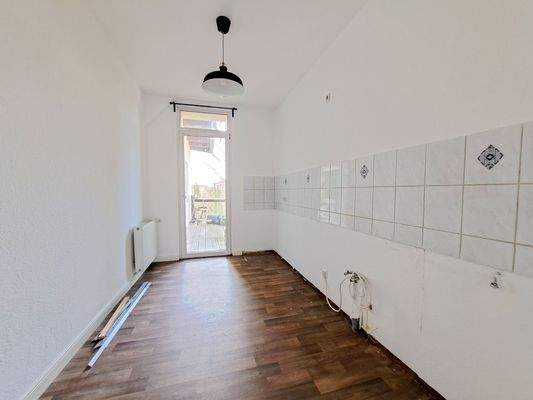 Küche mit Balkonzugang