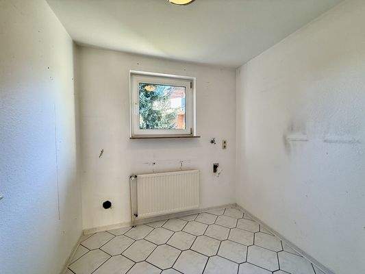 Hauswirtschaftsraum mit Anschlüssen für WM u. Trockner