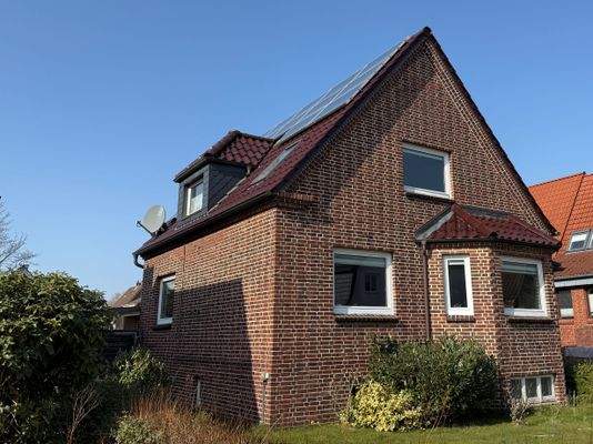 Vorderansicht mit PV-Anlage