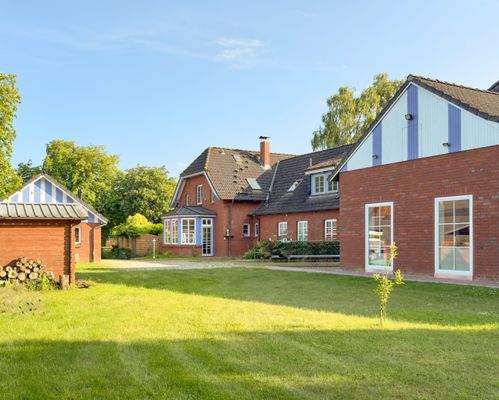 Gebäudeansicht -Vorderseite mit Garagenhaus