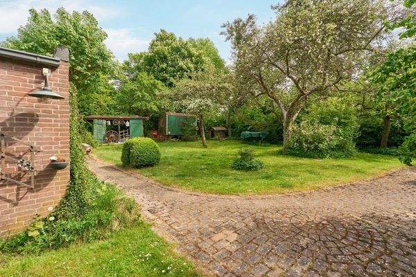 Teilansicht Garage und Garten Vorne