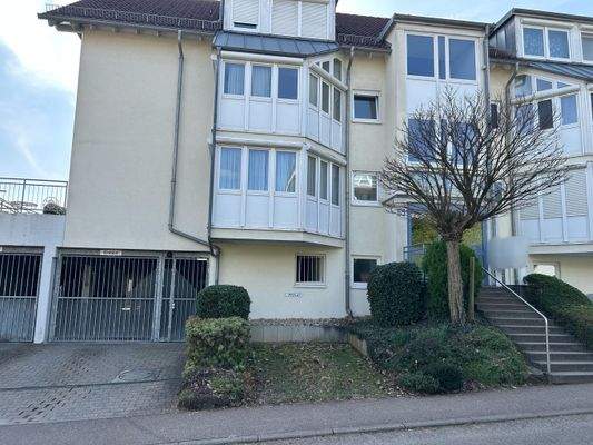 Hauseingang und Tiefgarage