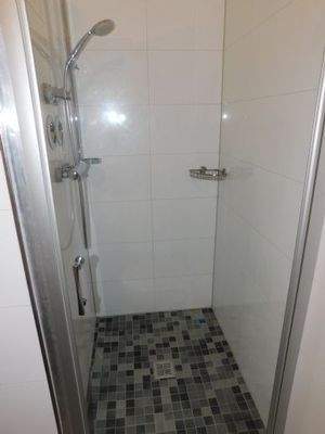 Bad mit Dusche 4
