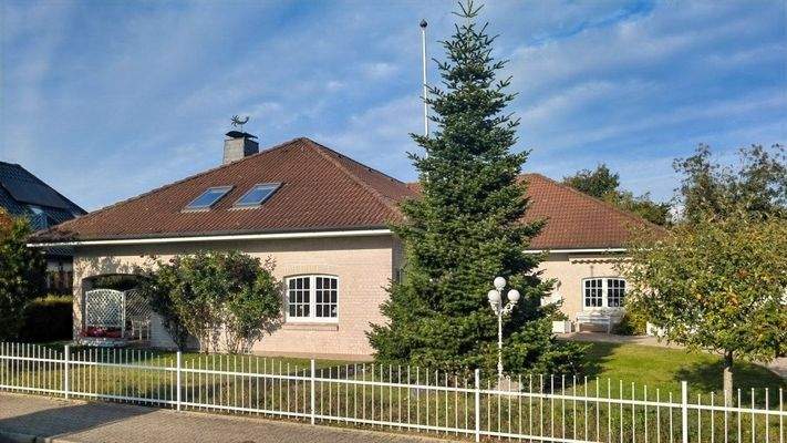 Straßenansicht mit Vorgarten