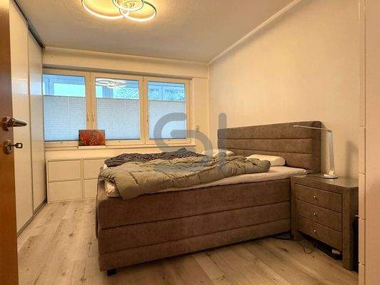 Schlafzimmer mit eingebautem Kleiderschrank