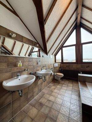 Badezimmer mit Dachschräge