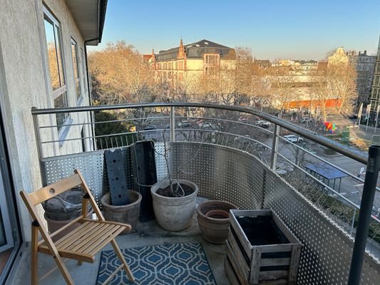 ... zum Balkon mit ...
