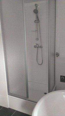 Bad - Dusche und Waschbecken