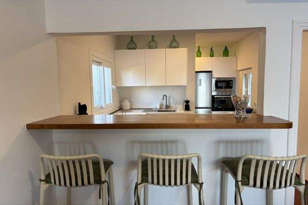 Küche mit Durchreiche