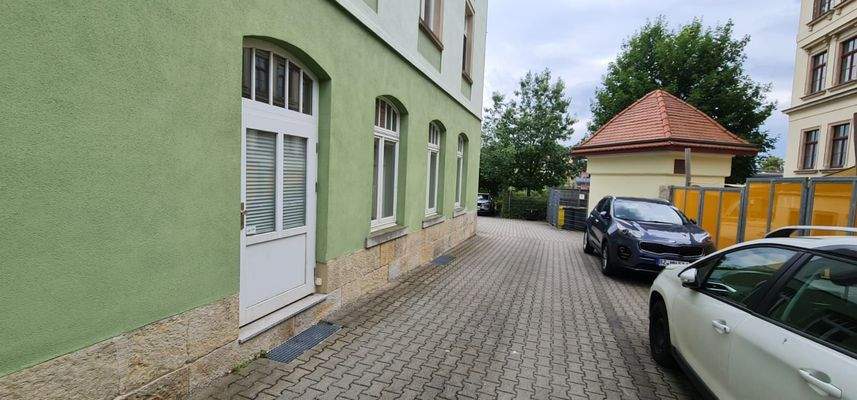 Eingang Raum 3 und Parkplätze