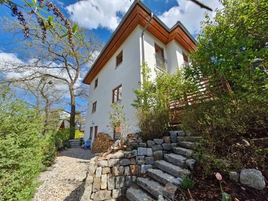 seitliche Hausansicht mit Granitsteintreppe zur Terrasse