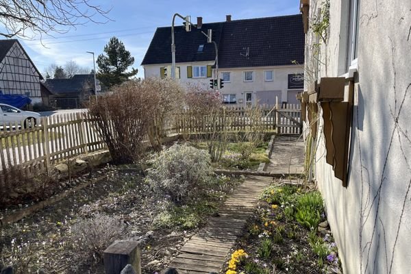 Bauerngarten mit Blumen und Kräutern