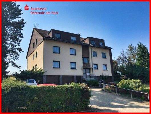 Nordfassade mit Parkplätzen und Garagen