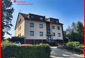 Nordfassade mit Parkplätzen und Garagen