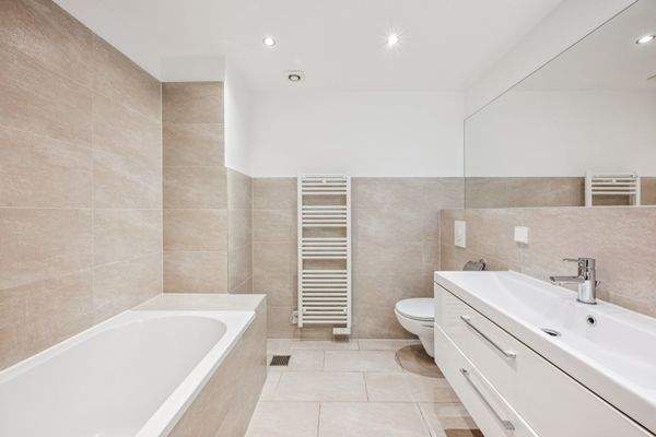 Großzügiges, helles Badezimmer mit viel Platz