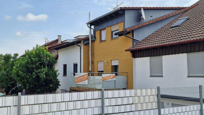 RHH von hinten mit Terrasse und Balkon 
