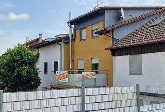 RHH von hinten mit Terrasse und Balkon 