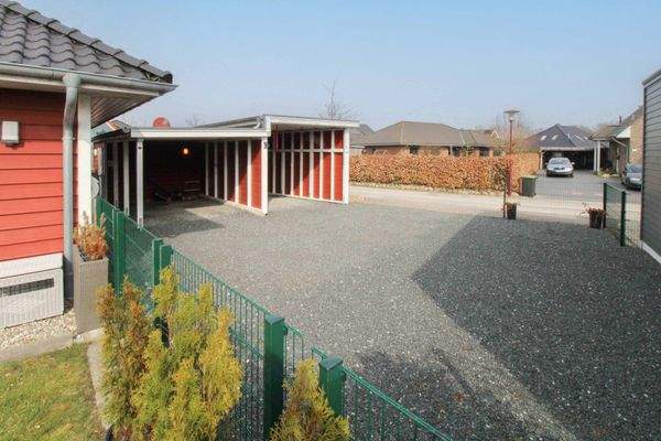 Einfahrt mit zwei Carportstellplätzen