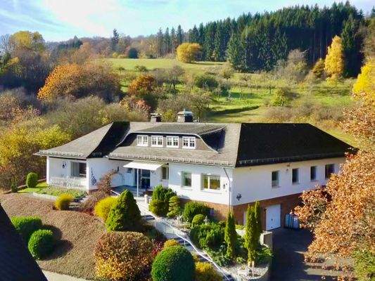 Blick über die Immobilie auf Wald, Felder und den 2011 neu gestalteten Treppenaufgang